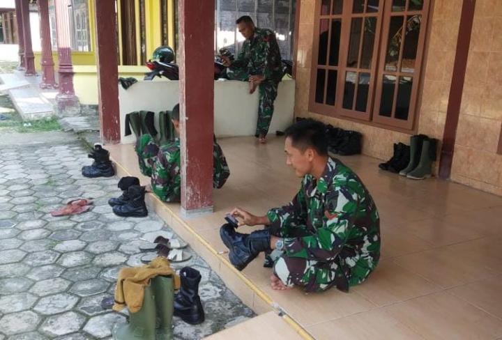  Tetap Jaga Kerapian, Anggota Satgas TMMD Bojonegoro Rutin Semir Sepatu